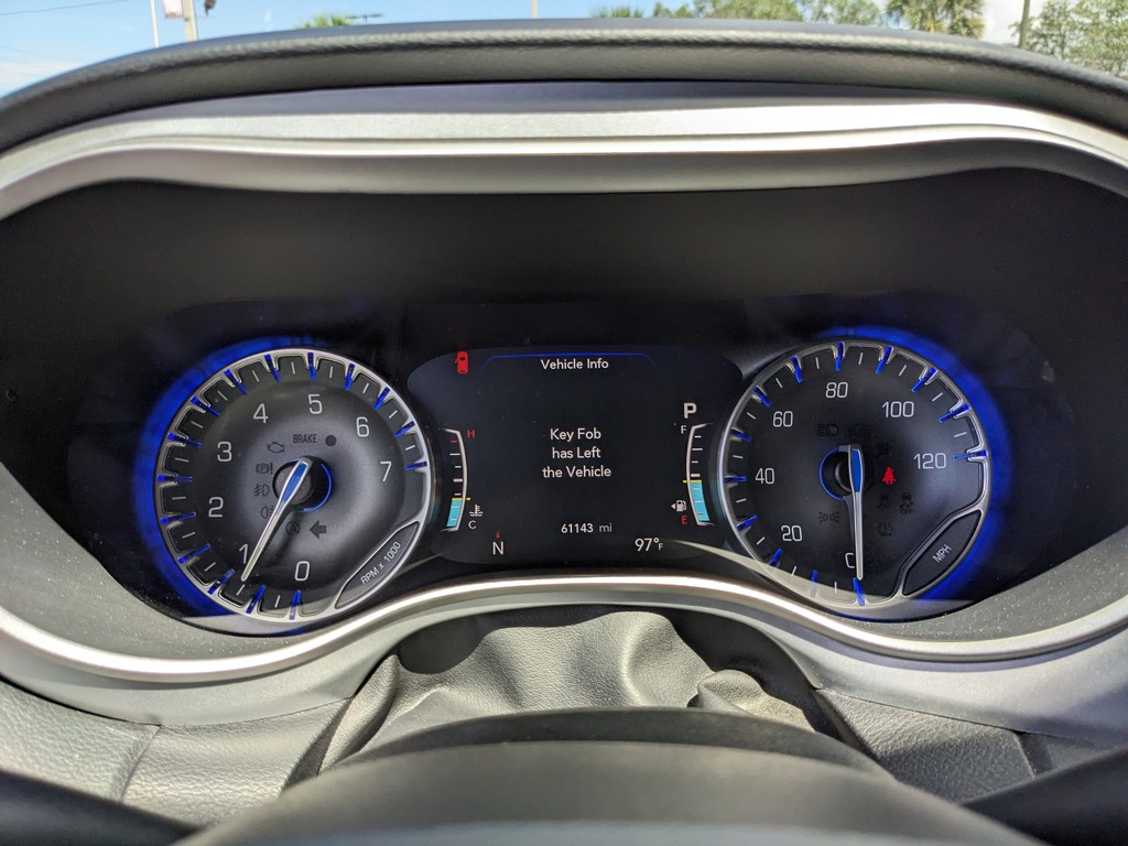 Chrysler Pacifica Vehicle Full-screen Gallery Image 31