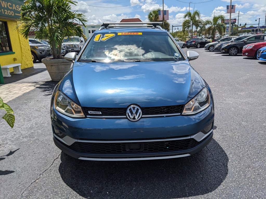 Volkswagen Golf Alltrack Vehicle Full-screen Gallery Image 05