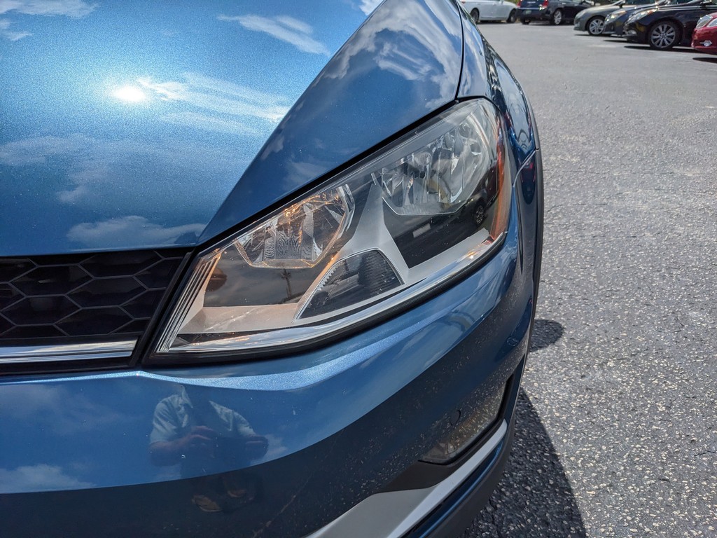 Volkswagen Golf Alltrack Vehicle Full-screen Gallery Image 06