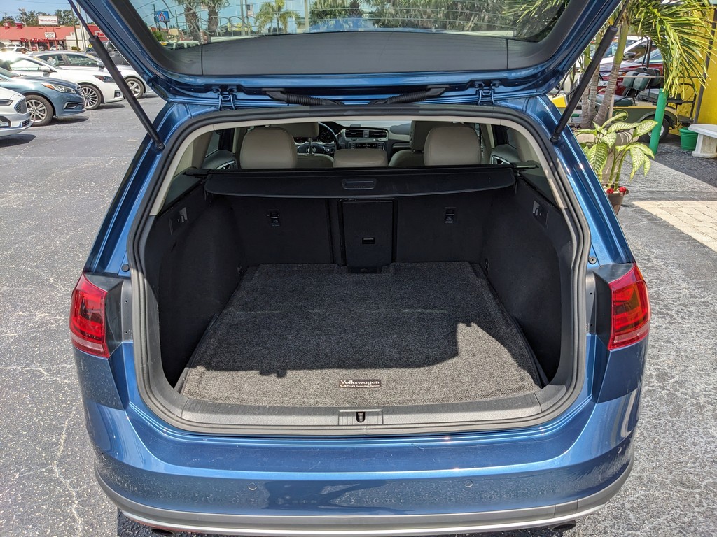 Volkswagen Golf Alltrack Vehicle Full-screen Gallery Image 09