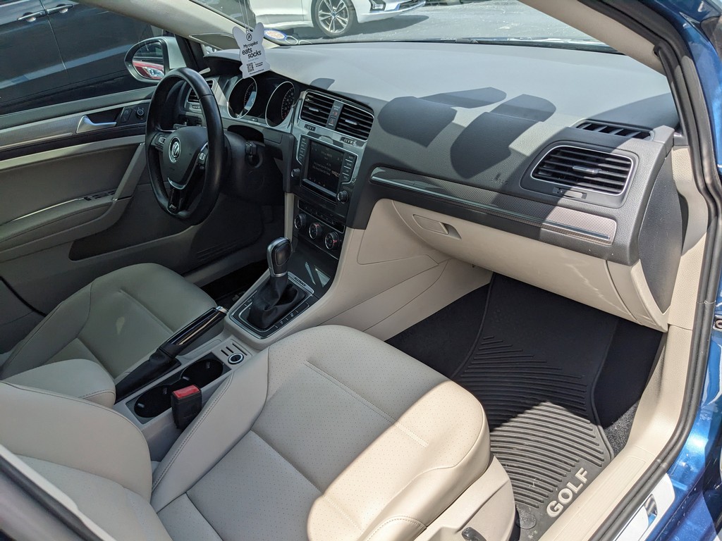 Volkswagen Golf Alltrack Vehicle Full-screen Gallery Image 10