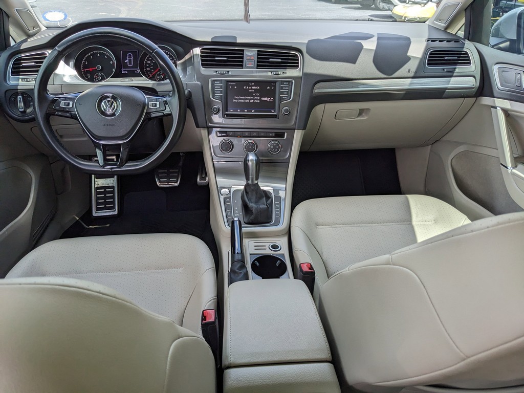 Volkswagen Golf Alltrack Vehicle Full-screen Gallery Image 11