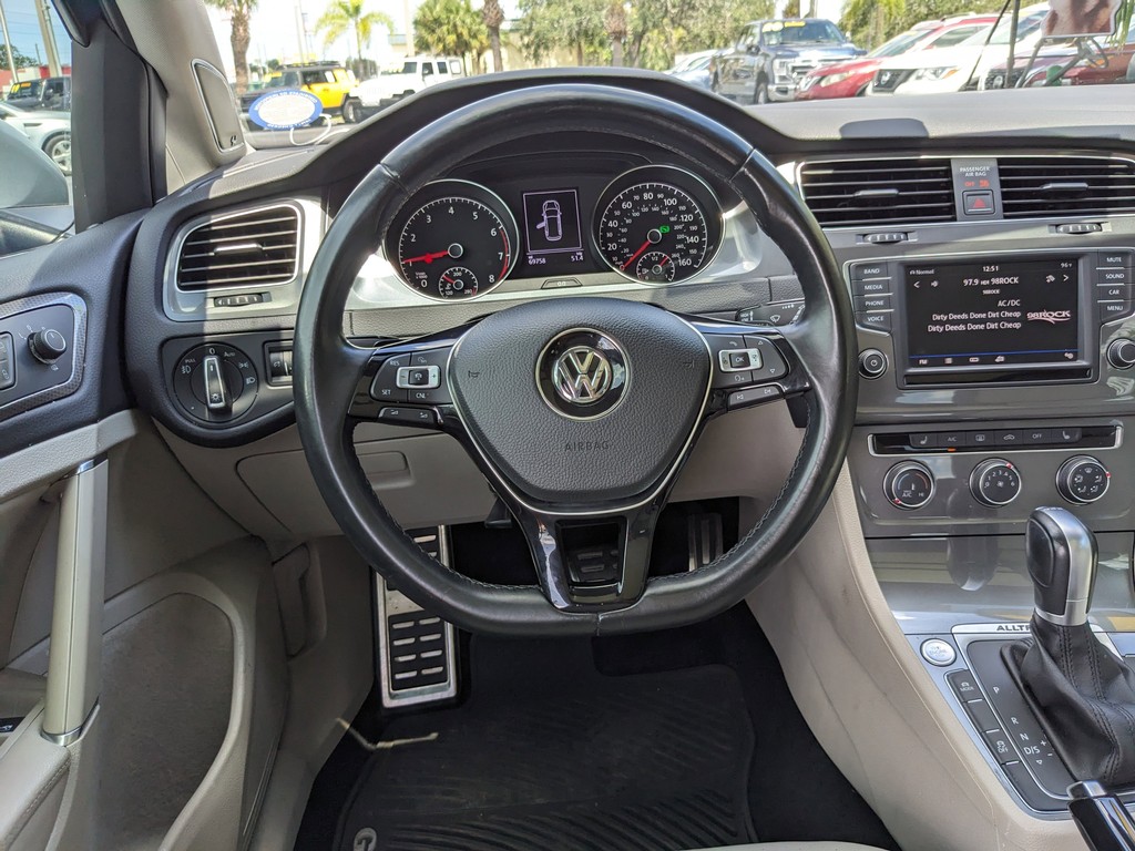 Volkswagen Golf Alltrack Vehicle Full-screen Gallery Image 12