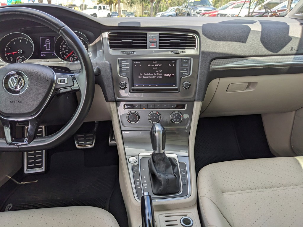 Volkswagen Golf Alltrack Vehicle Full-screen Gallery Image 13