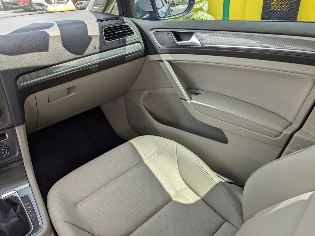 Volkswagen Golf Alltrack Vehicle Full-screen Gallery Image 14