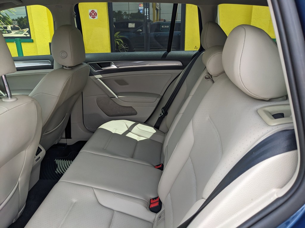 Volkswagen Golf Alltrack Vehicle Full-screen Gallery Image 15