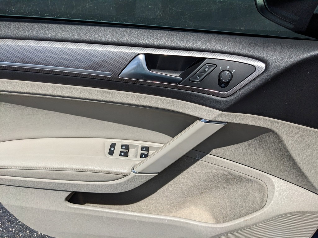 Volkswagen Golf Alltrack Vehicle Full-screen Gallery Image 16