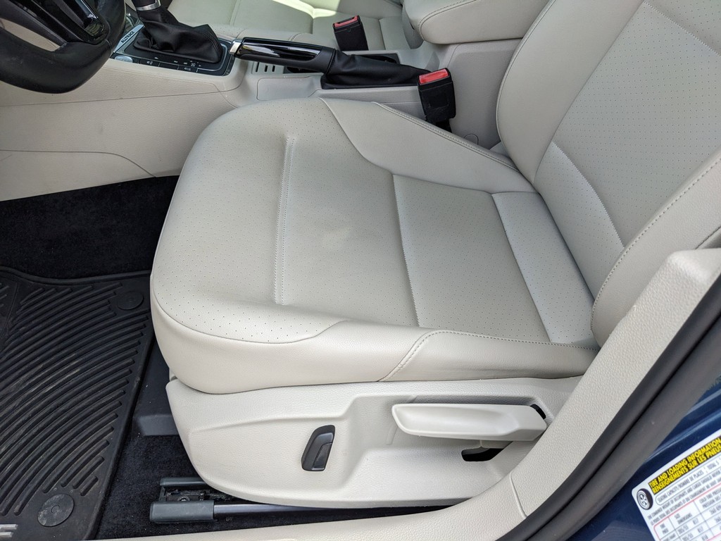 Volkswagen Golf Alltrack Vehicle Full-screen Gallery Image 17