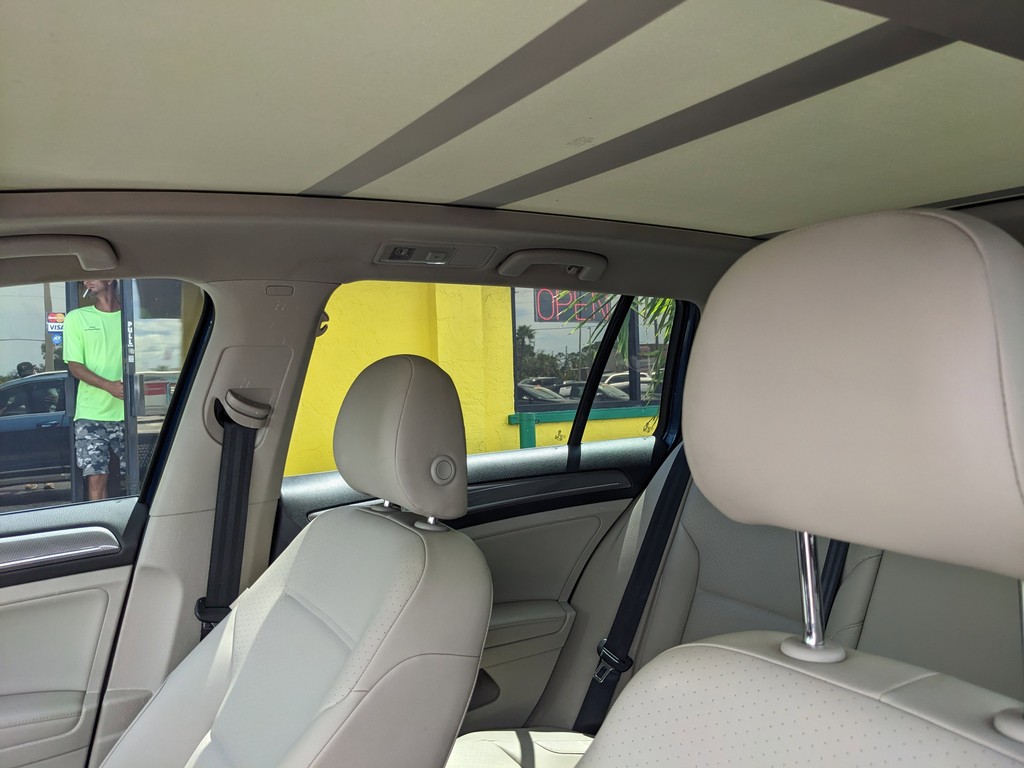 Volkswagen Golf Alltrack Vehicle Full-screen Gallery Image 18