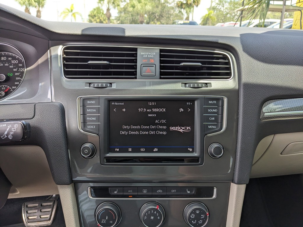 Volkswagen Golf Alltrack Vehicle Full-screen Gallery Image 19