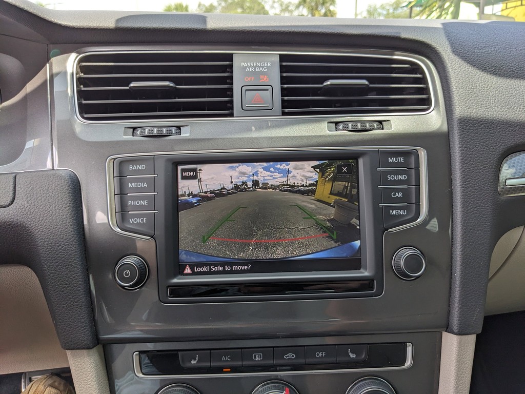 Volkswagen Golf Alltrack Vehicle Full-screen Gallery Image 20