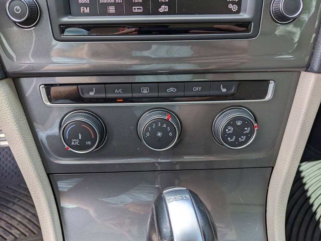 Volkswagen Golf Alltrack Vehicle Full-screen Gallery Image 21