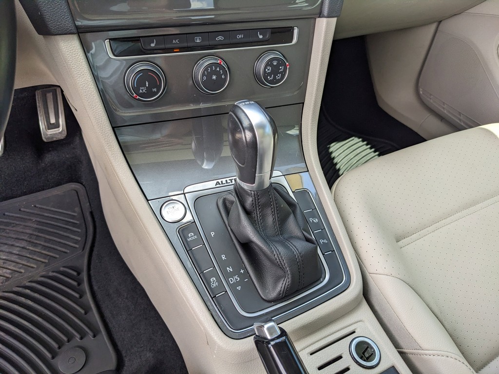 Volkswagen Golf Alltrack Vehicle Full-screen Gallery Image 22