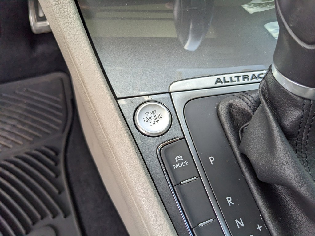 Volkswagen Golf Alltrack Vehicle Full-screen Gallery Image 23