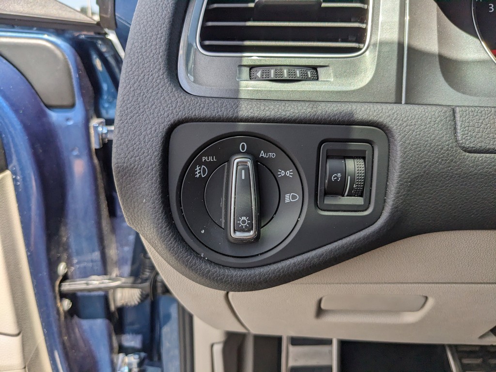 Volkswagen Golf Alltrack Vehicle Full-screen Gallery Image 24