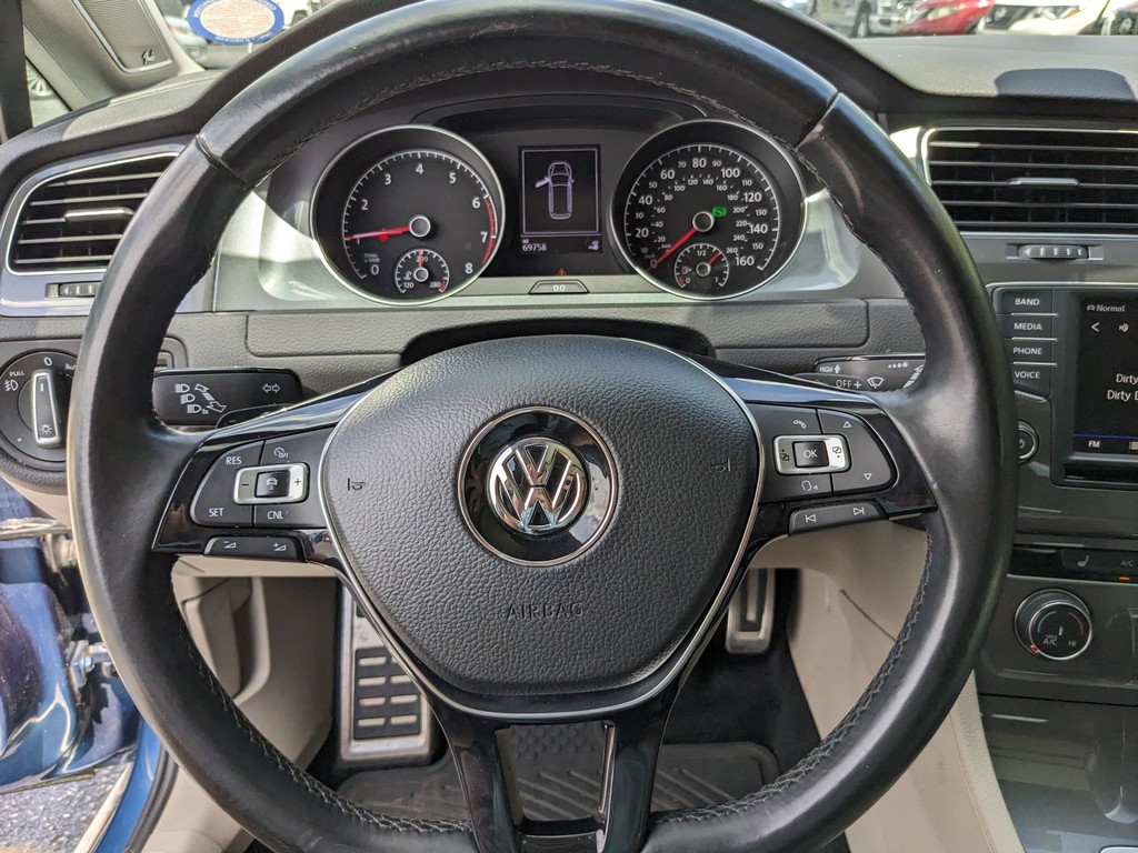 Volkswagen Golf Alltrack Vehicle Full-screen Gallery Image 25