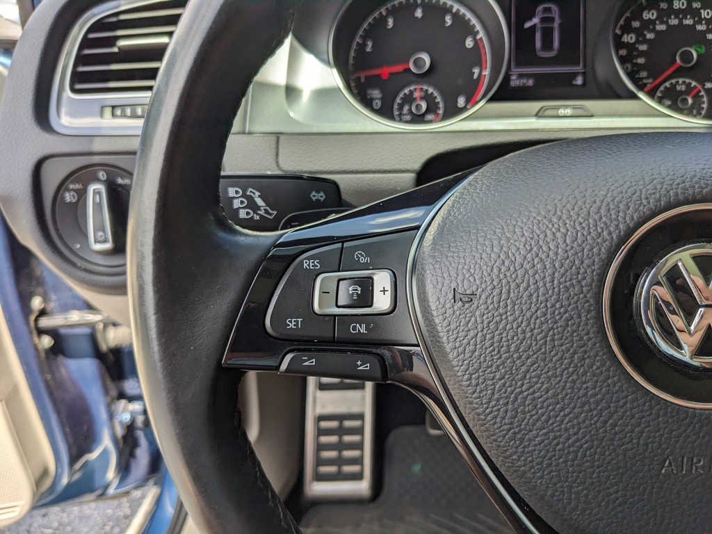 Volkswagen Golf Alltrack Vehicle Full-screen Gallery Image 26