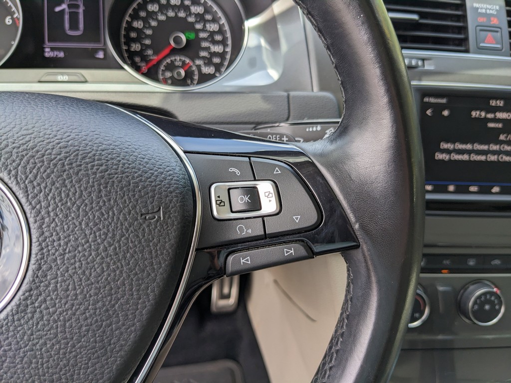 Volkswagen Golf Alltrack Vehicle Full-screen Gallery Image 27