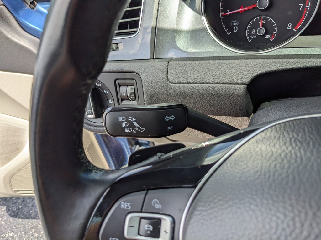 Volkswagen Golf Alltrack Vehicle Full-screen Gallery Image 28