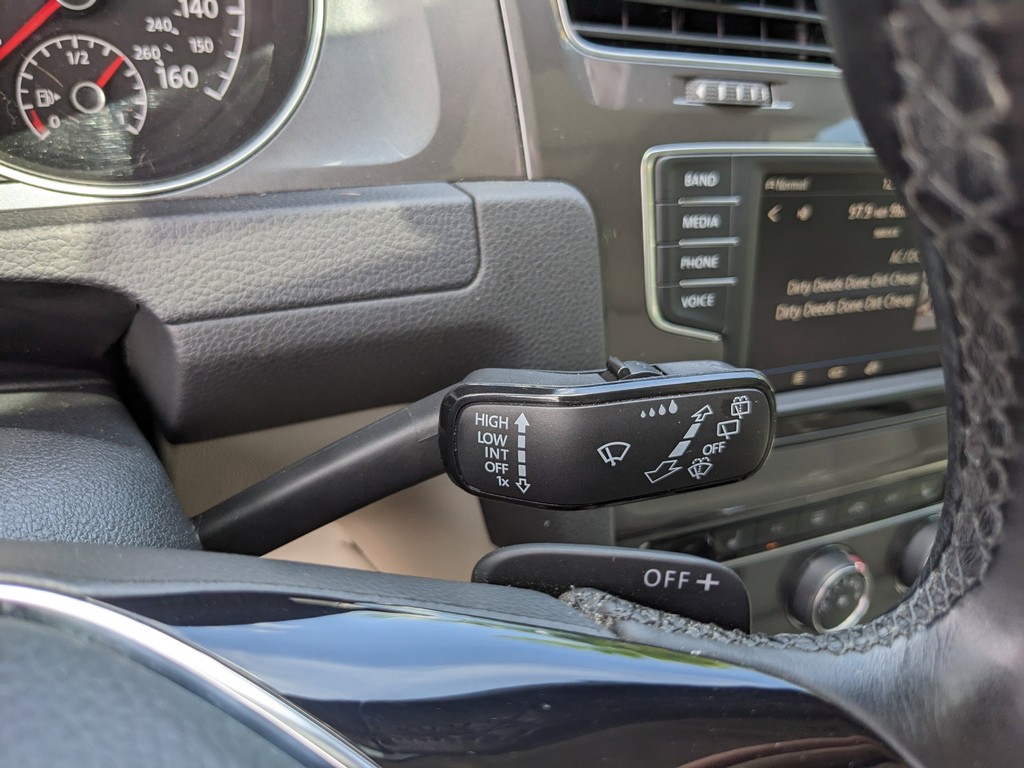 Volkswagen Golf Alltrack Vehicle Full-screen Gallery Image 29