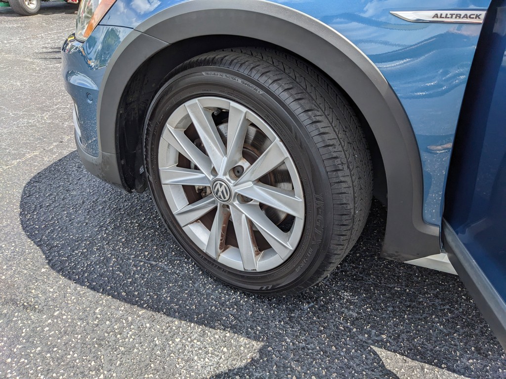 Volkswagen Golf Alltrack Vehicle Full-screen Gallery Image 31