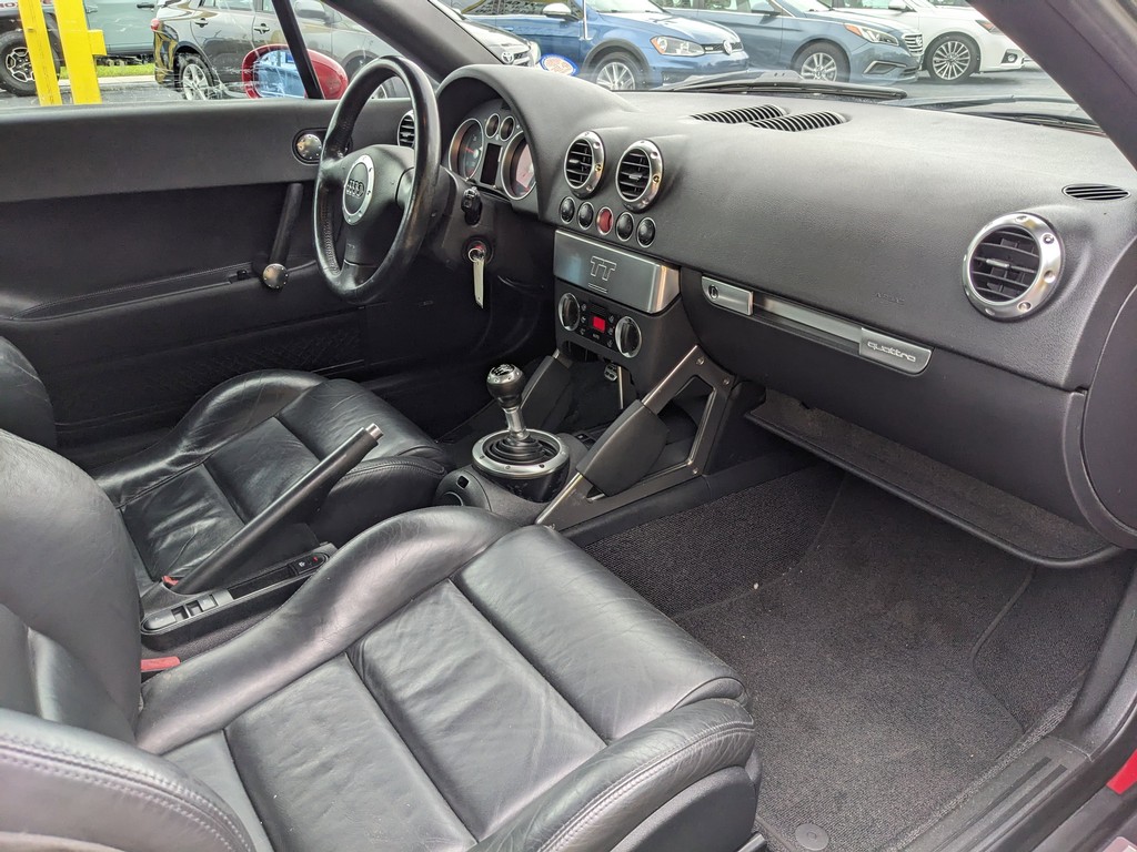 Audi TT Vehicle Full-screen Gallery Image 08