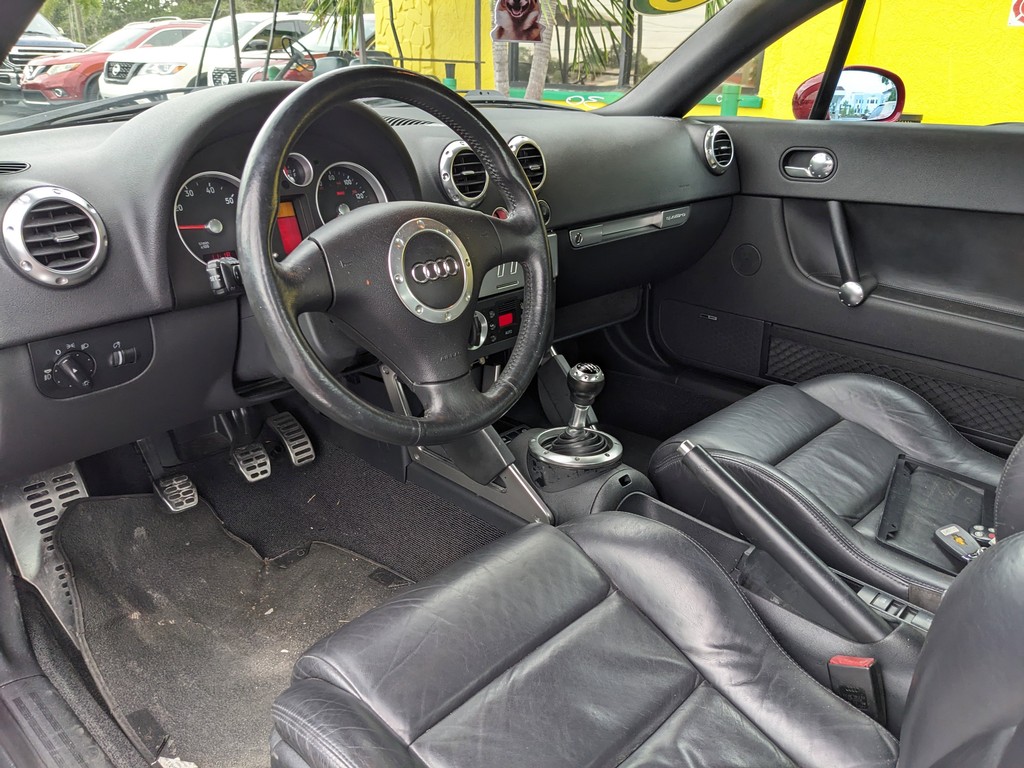 Audi TT Vehicle Full-screen Gallery Image 09