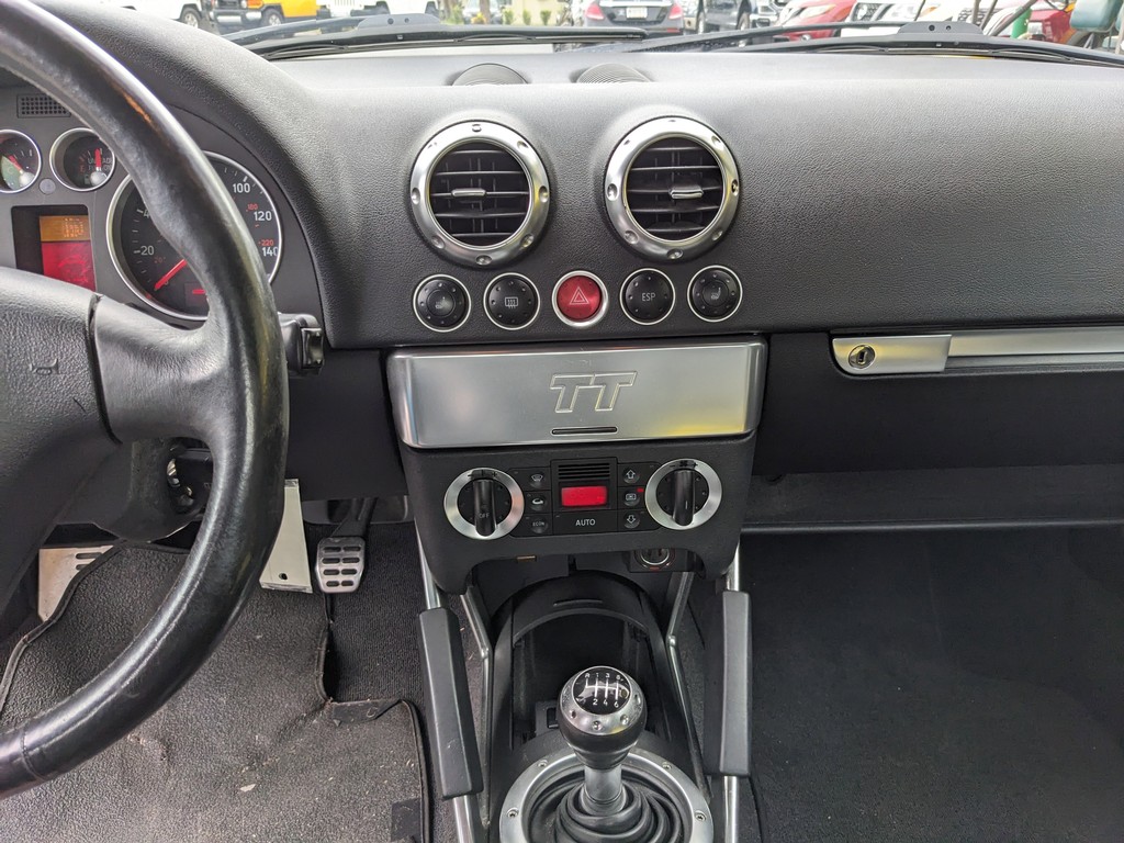 Audi TT Vehicle Full-screen Gallery Image 11