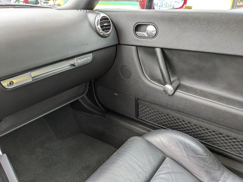 Audi TT Vehicle Full-screen Gallery Image 12