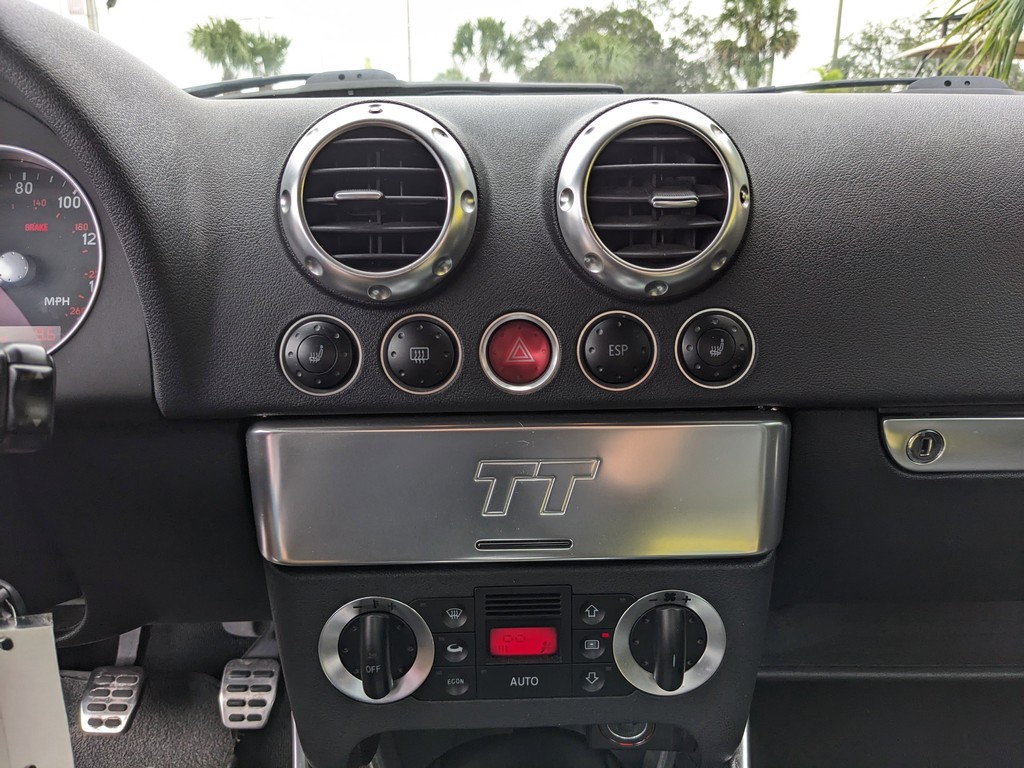 Audi TT Vehicle Full-screen Gallery Image 15