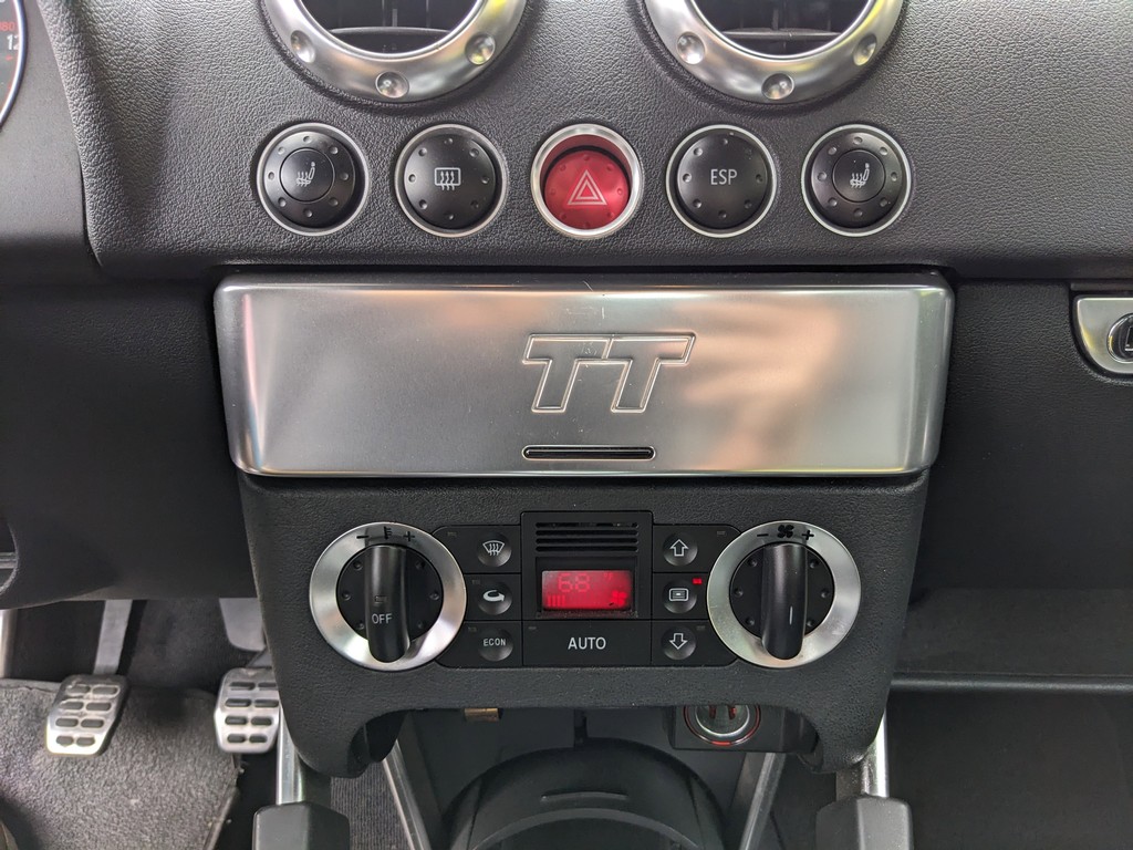 Audi TT Vehicle Full-screen Gallery Image 16