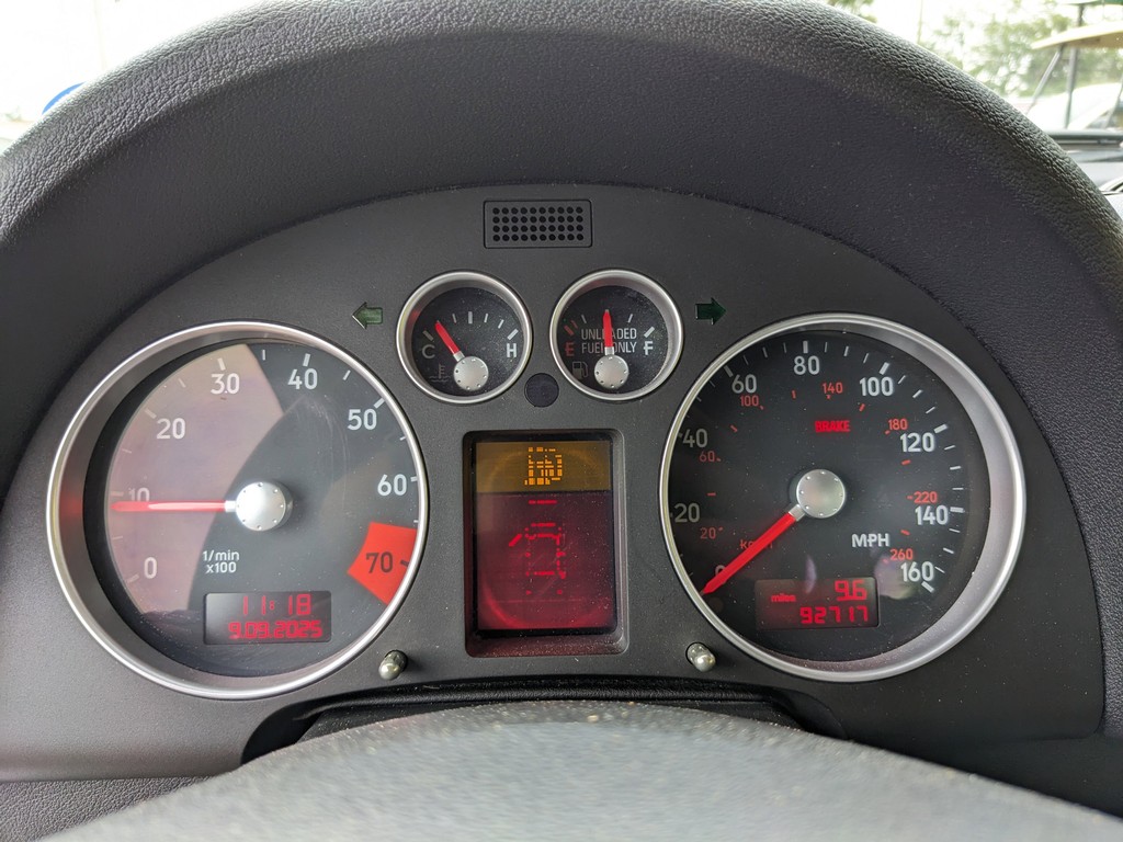 Audi TT Vehicle Full-screen Gallery Image 22