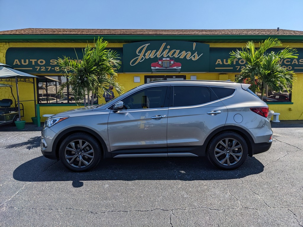 Hyundai Santa Fe Sport Vehicle Full-screen Gallery Image 02