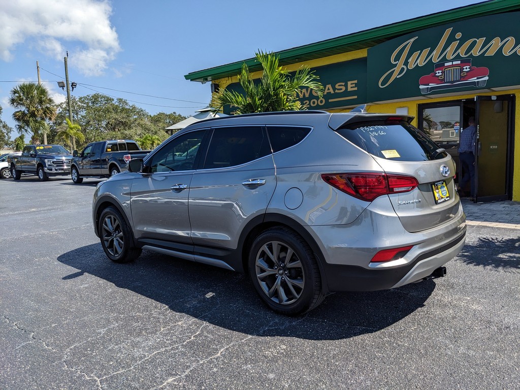 Hyundai Santa Fe Sport Vehicle Full-screen Gallery Image 03