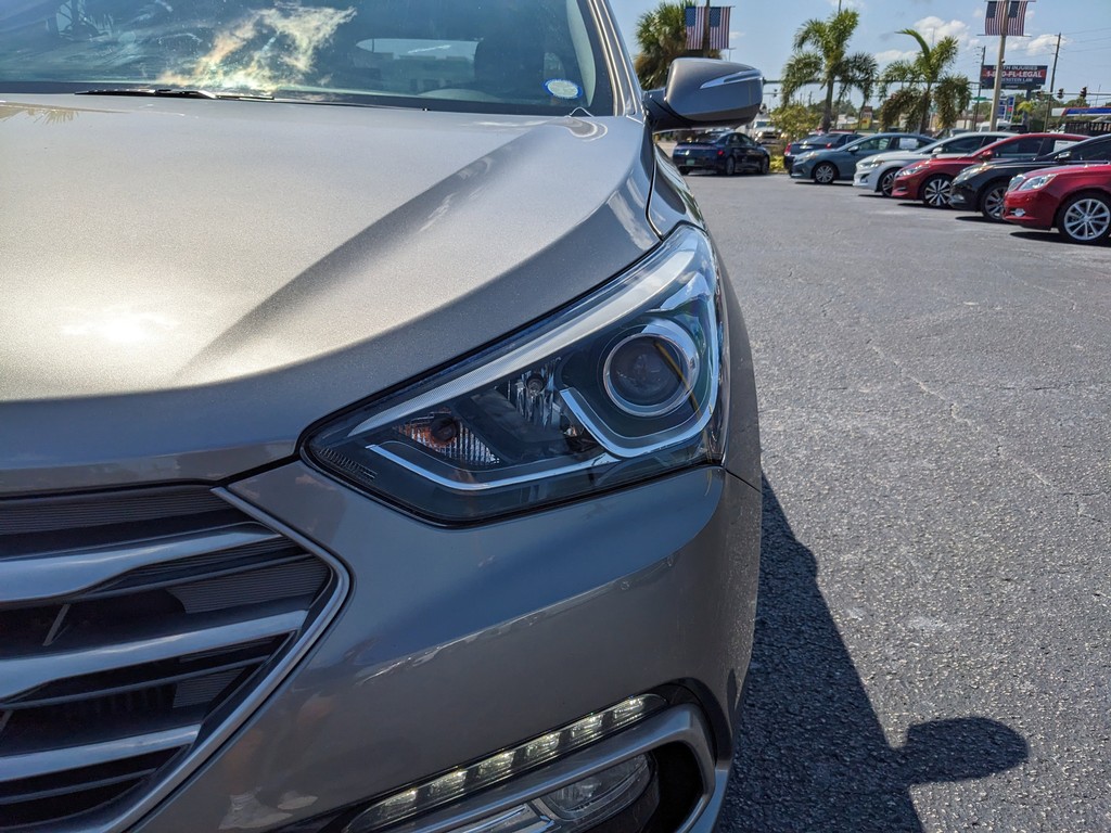 Hyundai Santa Fe Sport Vehicle Full-screen Gallery Image 06