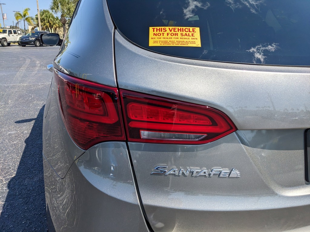 Hyundai Santa Fe Sport Vehicle Full-screen Gallery Image 07