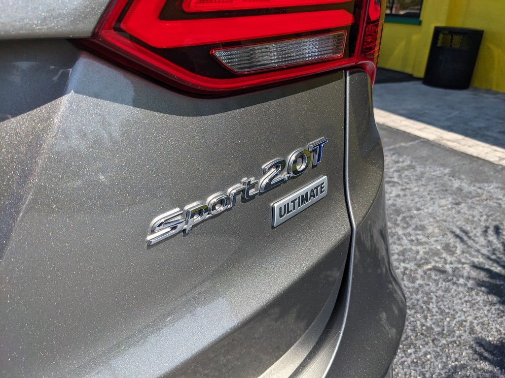 Hyundai Santa Fe Sport Vehicle Full-screen Gallery Image 08