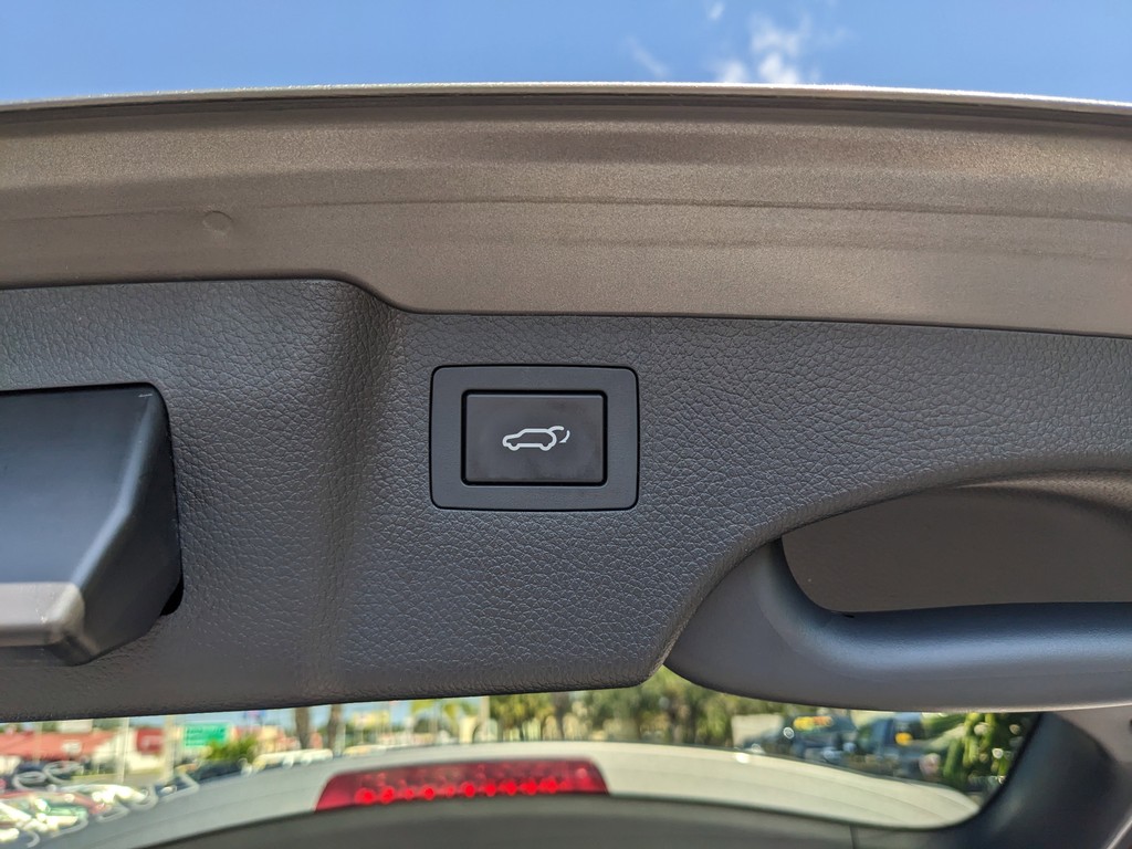 Hyundai Santa Fe Sport Vehicle Full-screen Gallery Image 10