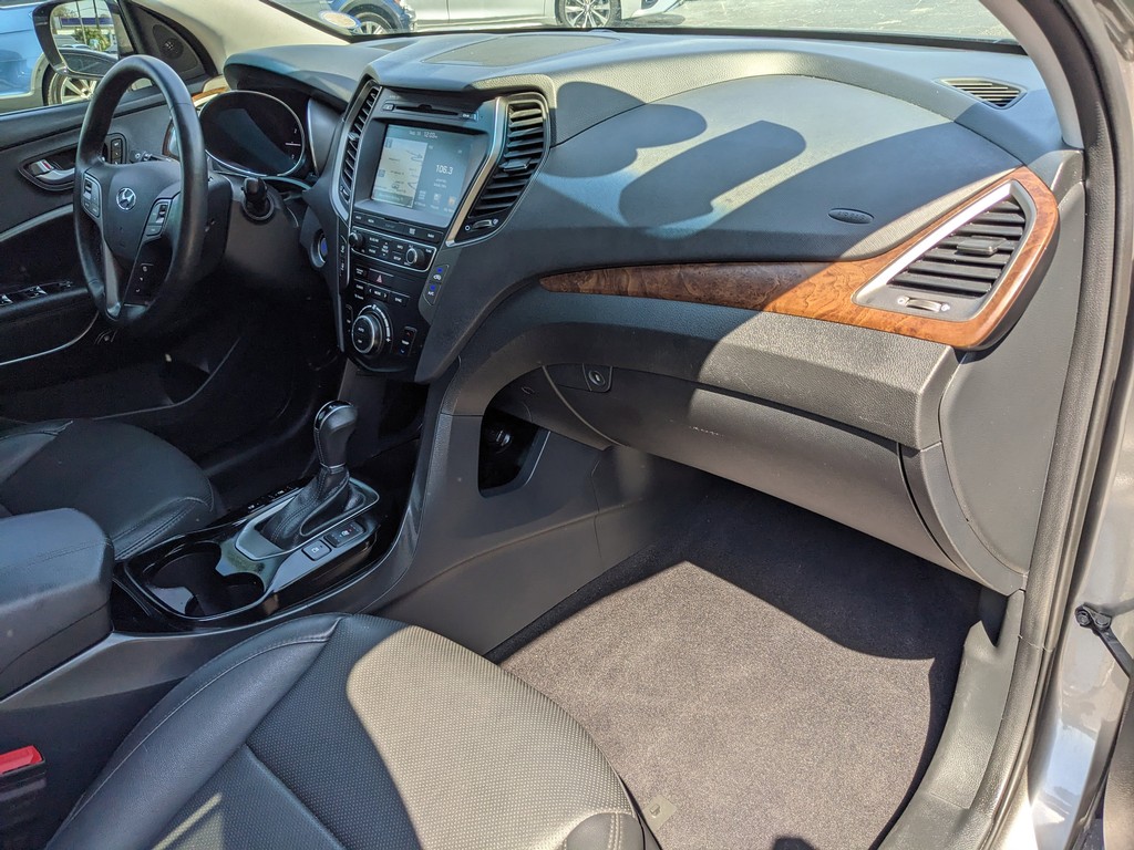 Hyundai Santa Fe Sport Vehicle Full-screen Gallery Image 11