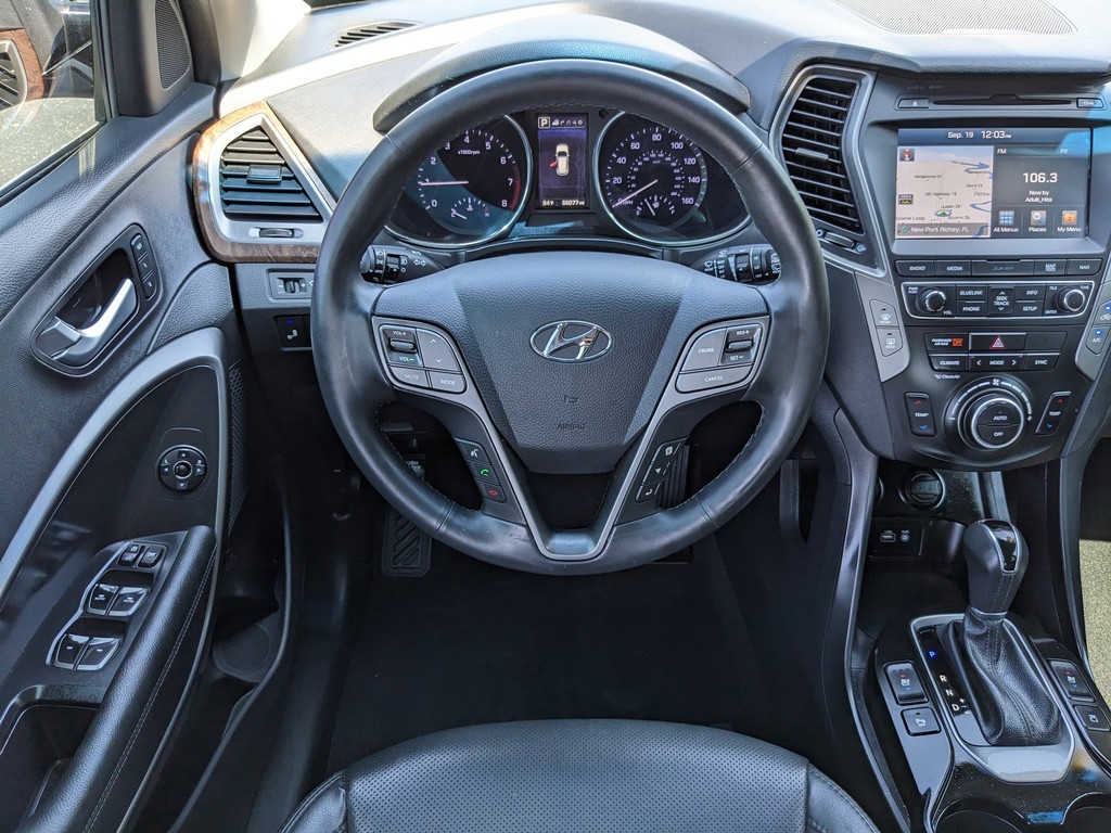 Hyundai Santa Fe Sport Vehicle Full-screen Gallery Image 13