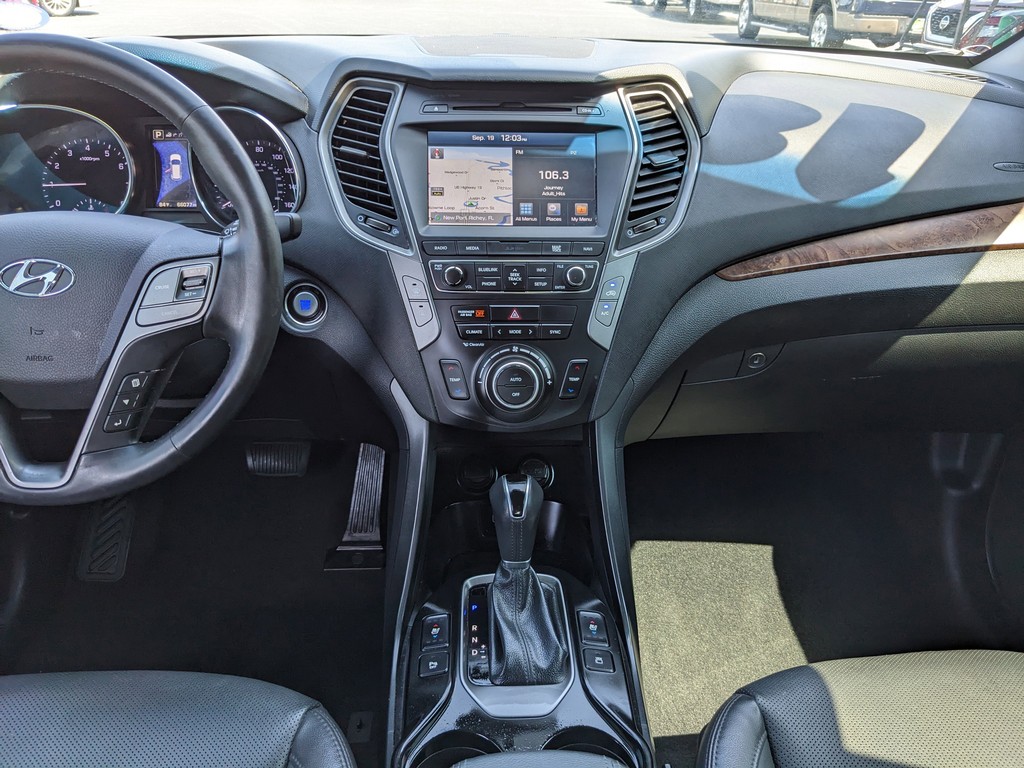 Hyundai Santa Fe Sport Vehicle Full-screen Gallery Image 14