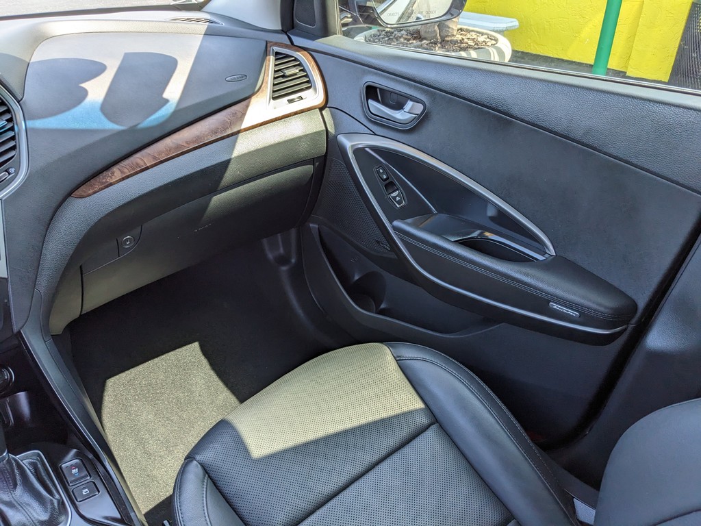 Hyundai Santa Fe Sport Vehicle Full-screen Gallery Image 15