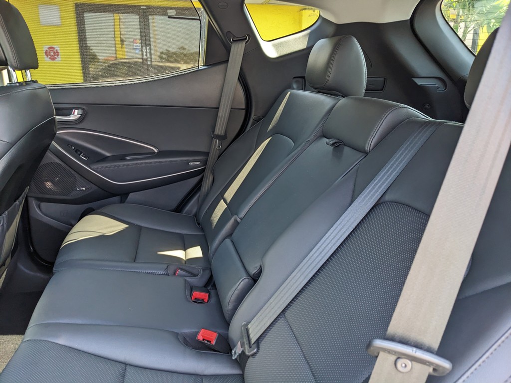 Hyundai Santa Fe Sport Vehicle Full-screen Gallery Image 16