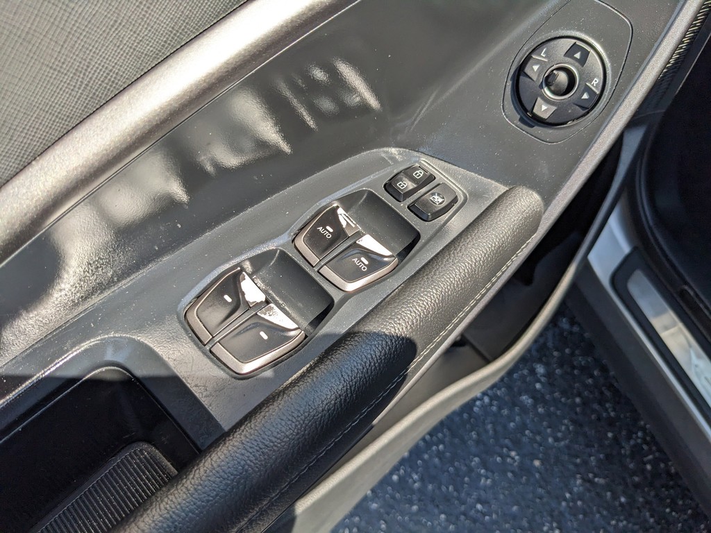 Hyundai Santa Fe Sport Vehicle Full-screen Gallery Image 17