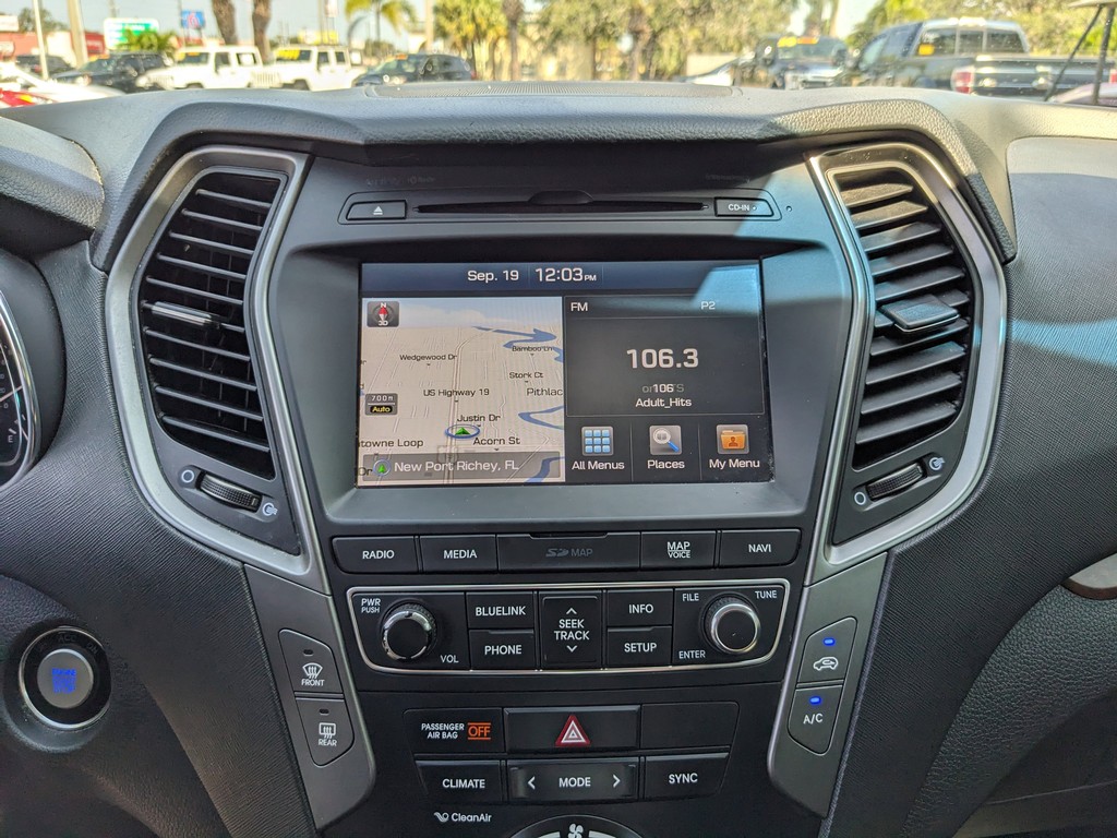 Hyundai Santa Fe Sport Vehicle Full-screen Gallery Image 20