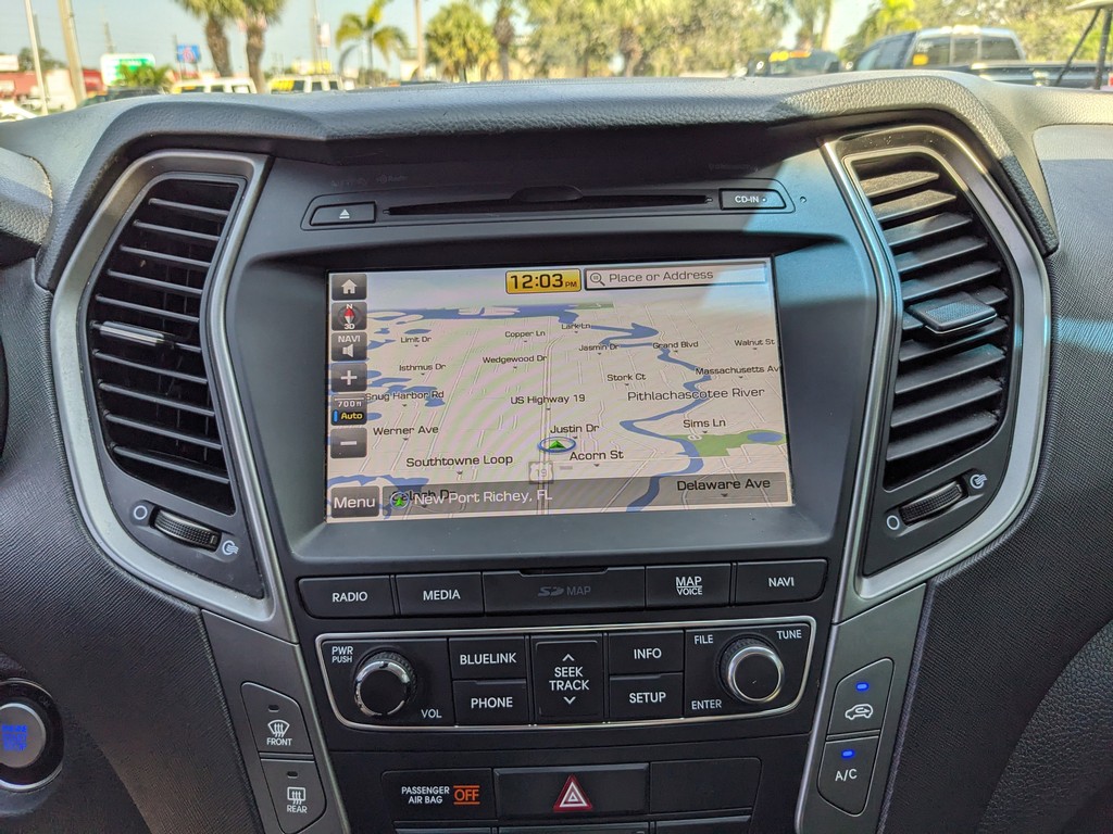 Hyundai Santa Fe Sport Vehicle Full-screen Gallery Image 21