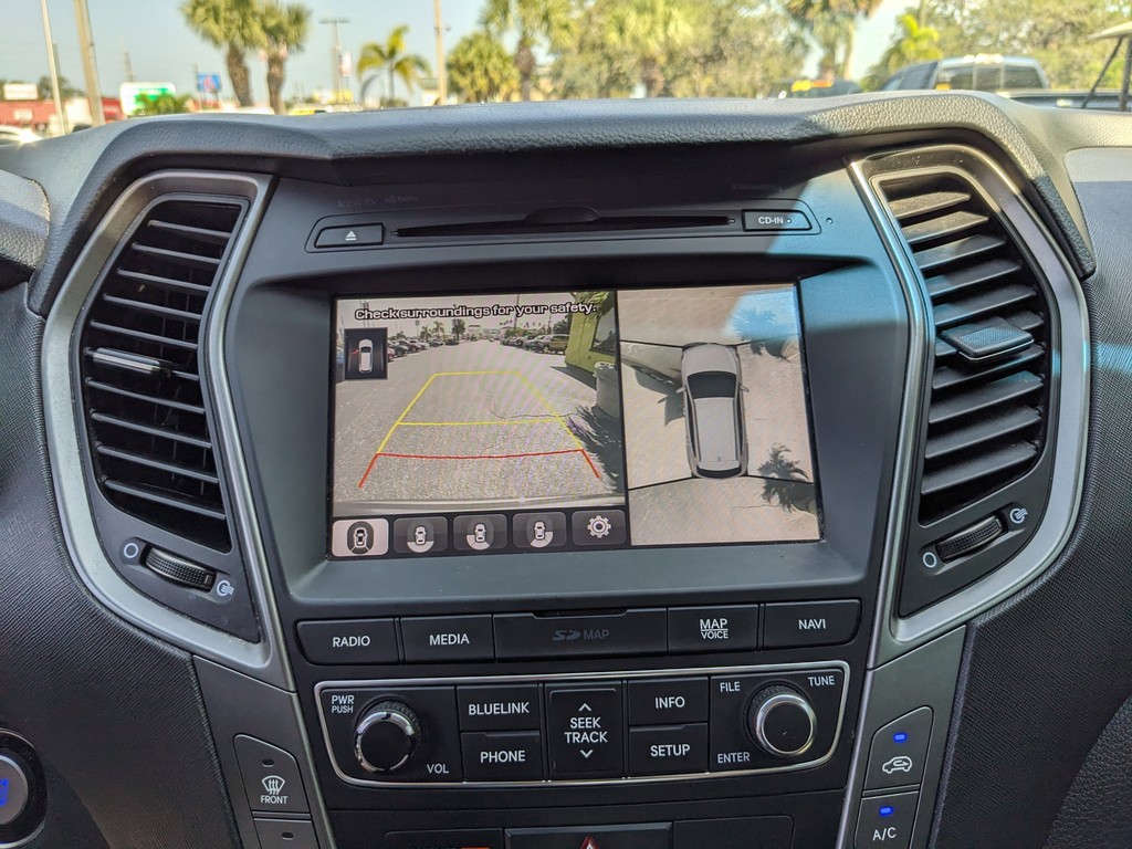 Hyundai Santa Fe Sport Vehicle Full-screen Gallery Image 22