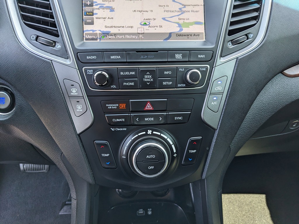 Hyundai Santa Fe Sport Vehicle Full-screen Gallery Image 23