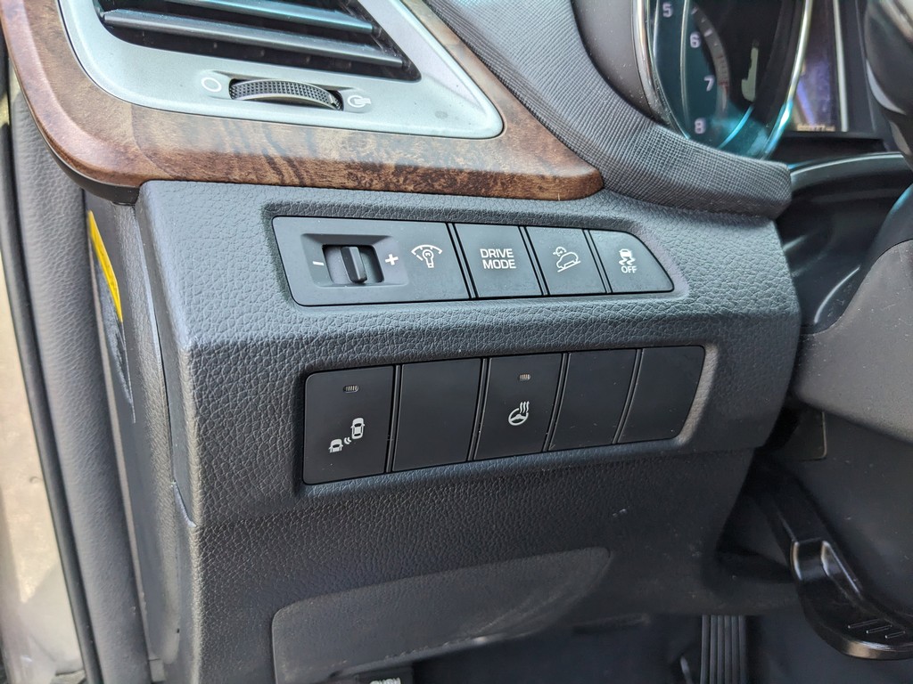 Hyundai Santa Fe Sport Vehicle Full-screen Gallery Image 26