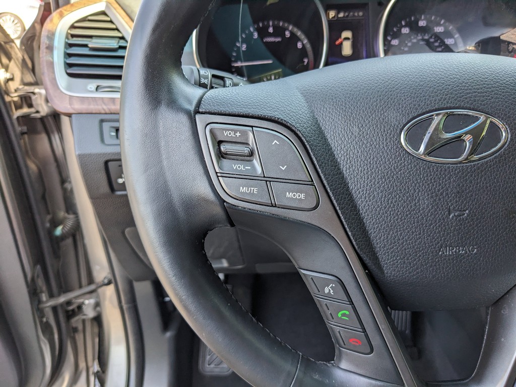 Hyundai Santa Fe Sport Vehicle Full-screen Gallery Image 28